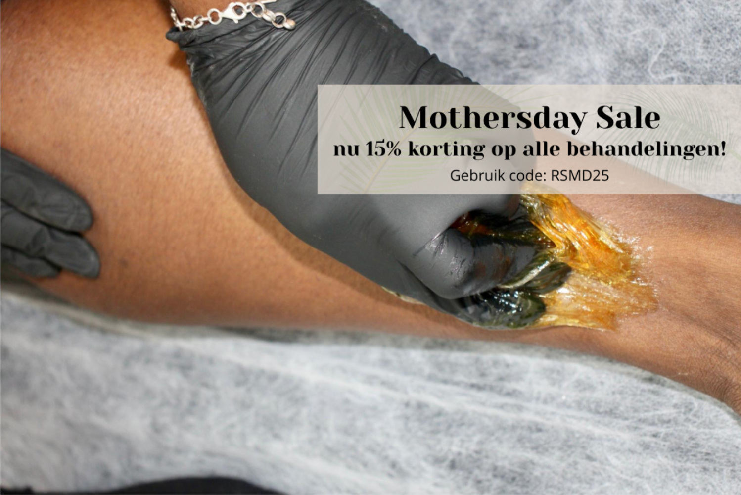 RS’Natural eigenaresse voert sugaring-behandeling uit op de benen van een klant