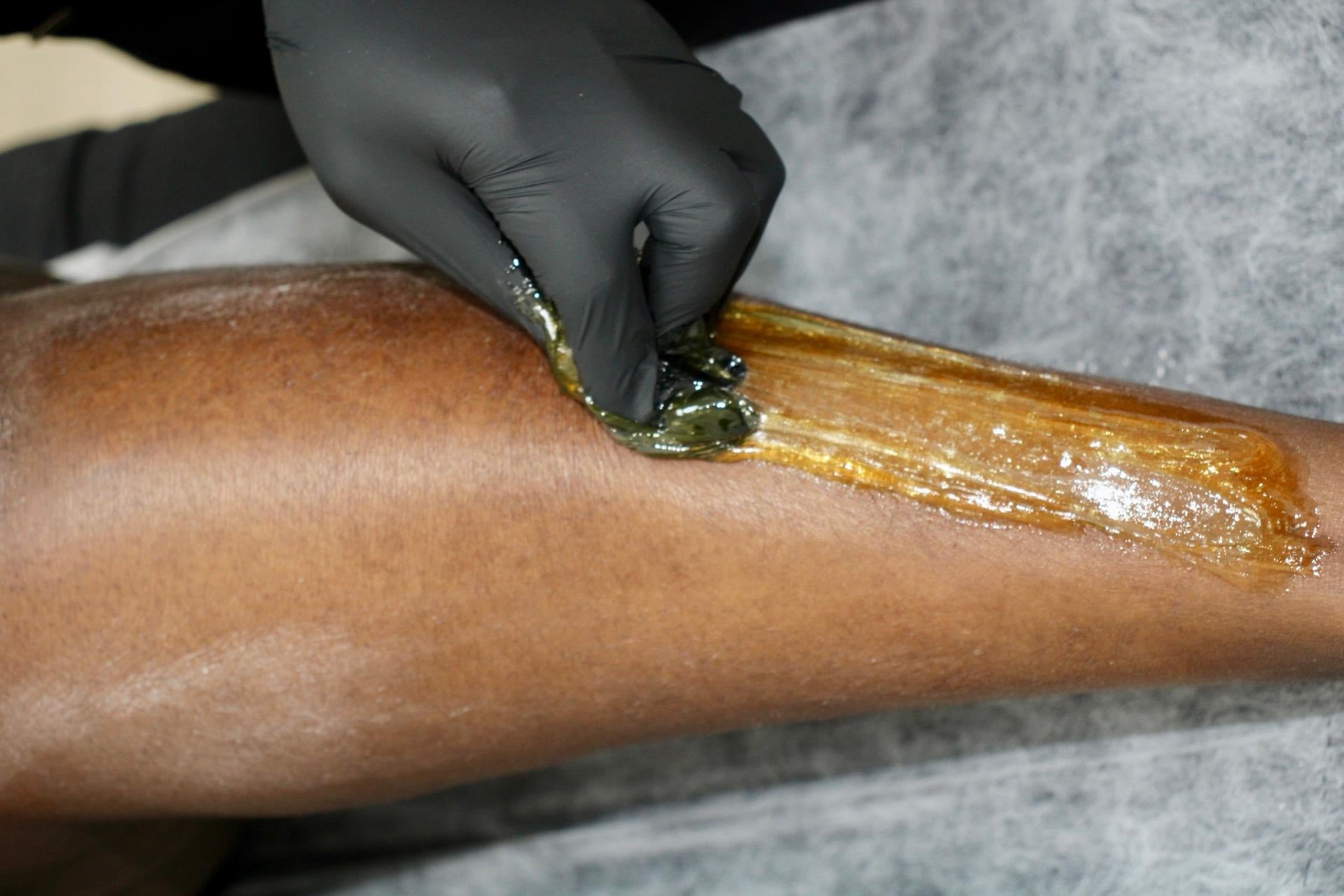 Natuurlijke sugaring-techniek toegepast op onderbeen in schoonheidssalon