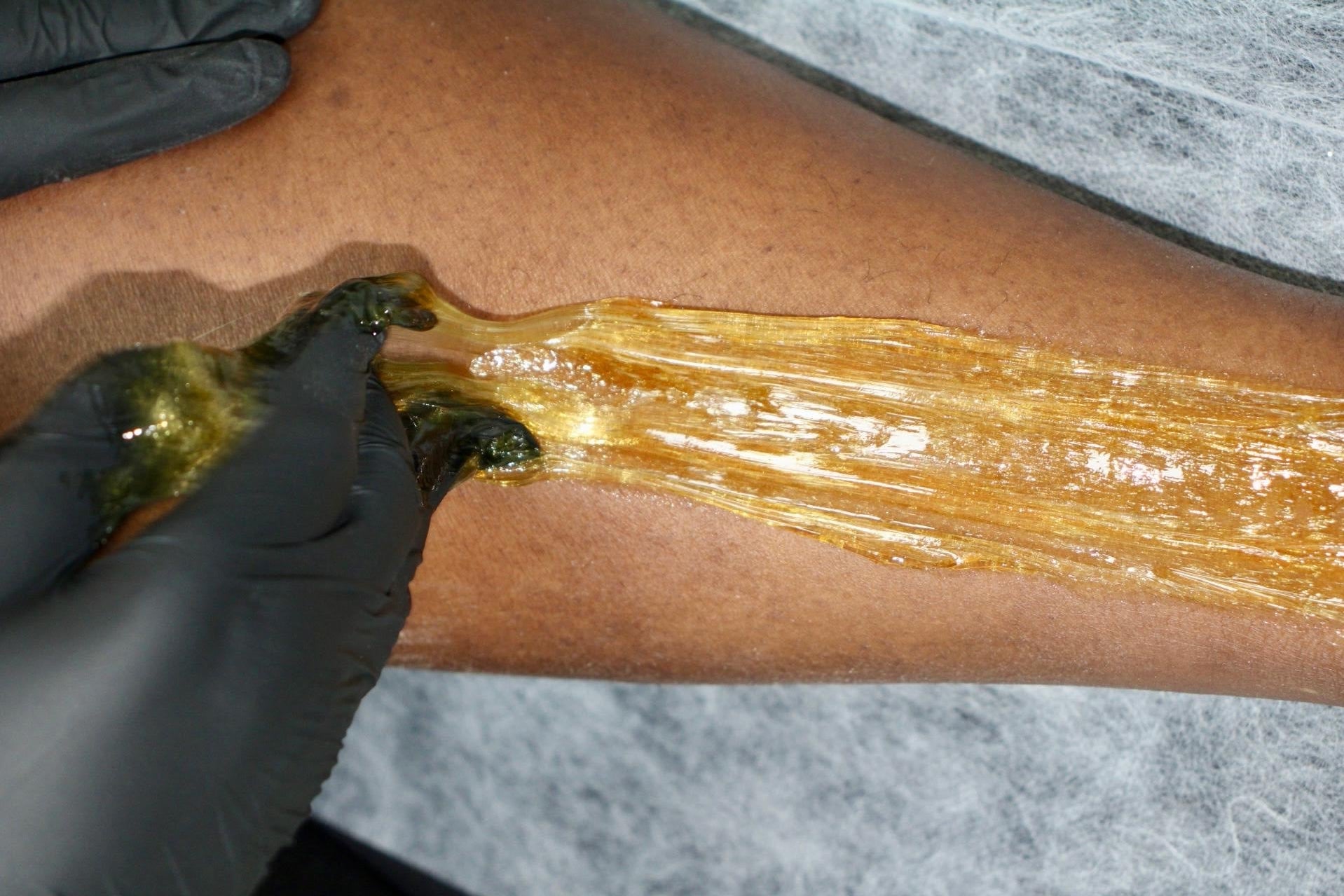 Start van de sugaring-beweging: RS’Natural eigenaresse begint met het verwijderen van suiker tijdens ontharingsbehandelingasta